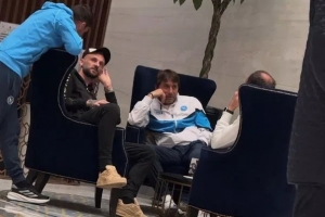 前国米中场布罗佐维奇造访那不勒斯训练营，与前主帅孔蒂重聚