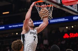 首发中锋&内线支柱！科内特11中8砍20分12篮板 6个前场&正负值+13