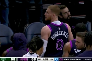 狼三疯！迪文岑佐连续三分穿针 森林狼轰20-0攻击波 一举反超雄鹿