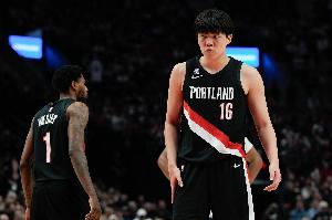 解说：杨瀚森防守挡拆时的沉退有些问题 但篮板比赛季初强多了