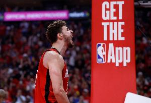 打停对手！申京篮下吃饼+持球顶飞防守 两次上演暴扣