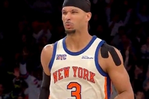 你也能硬解！尼克斯进攻不流畅 哈特接锅干拔超难超远压哨三分！