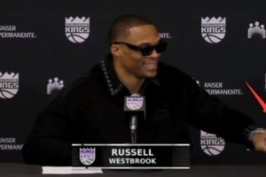 心情真不错！威少赛后戴墨镜参加发布会 貌似还带着一副双节棍