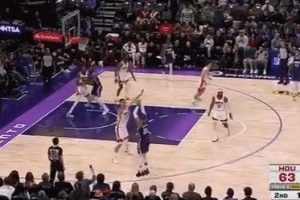 打高兴了！威少迎着申京再中三分球 个人本场第三记