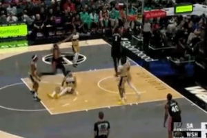 很勇猛！文班亚马顶开防守 腾空而起大猩猩暴扣