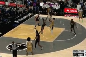 个人表演！武克切维奇先来空接&金鸡独立