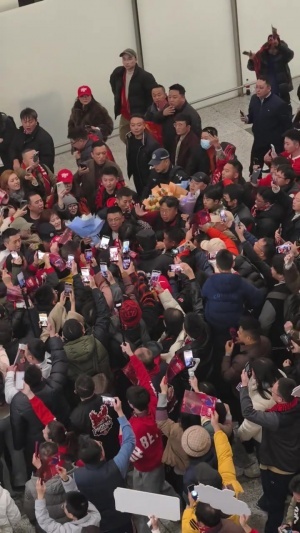 满满的不舍！徐正源抵达成都告别，成都蓉城球迷热情接机