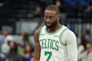 布朗：夺冠和努力卫冕这2年压力太大导致了脱发 还会继续蹭人身上