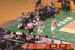 还在拼！付豪补篮被孟子凯大帽扇出 廖三宁为救球冲到观众席