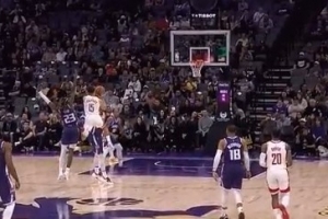 蹦得真高！谢泼德冲刺到中线附近拉杆三分压哨造成埃利斯犯规