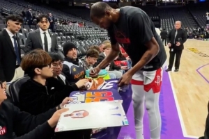 亲和力拉满！杜兰特赛前给中国球迷签名 球迷：我们从中国来看你