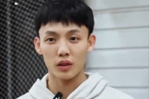 徐杰向孩子们强调：训练基本功时一定要保持专注 空篮一定要上进