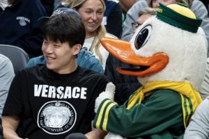 中国力量~开拓者官方晒照：杨瀚森现场支持林葳和俄勒冈