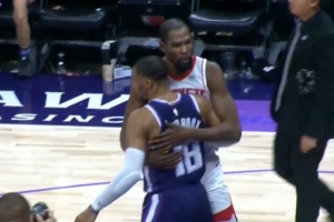 老雷迷泪目了！杜兰特输球后一脸不开心 还是主动跟二弟抱一个