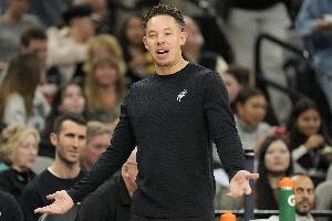 解说：马刺面对五小阵容 进攻端缺乏有效手段 防守端被狠狠惩罚