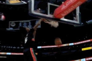 没怎么用劲儿啊！卡斯尔迅捷抢断快攻 篮下大风车单手暴扣！