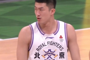 多此一举！付豪大回环被犯规 下落时手肘打到孟子凯面部被吹违体