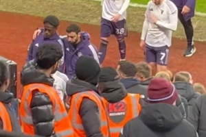 队长风范！B费赛后安慰没上场的曼联小将曼塔托，搂着他谈话