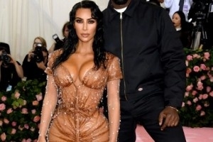 皮尔斯批评金·卡戴珊：女性都在模仿你隆鼻&丰臀 你要负很大责任