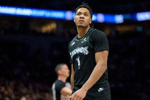 奇兵！小香农独中3记三分 帮助森林狼占据场上主动