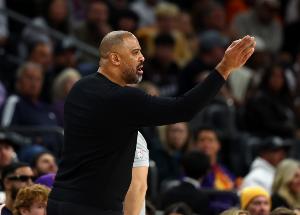 乌度卡：很多时候对施罗德的防守都失位了 更多是战术执行的错误