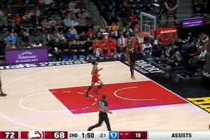 状态全无！亚历山大-沃克反击1打0空篮上丢 半场5中0颗粒无收