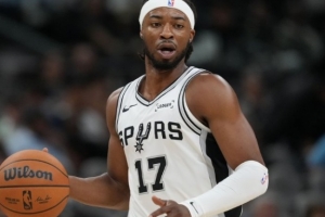 囤这么多后卫？Stein：马刺用双向合同签下前雄鹿后卫乌姆德