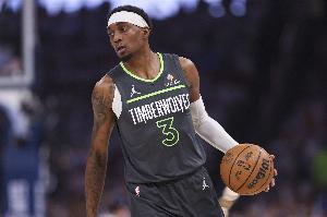 有点突然！麦克丹尼尔斯下场返回更衣室 后因左臀酸痛退出比赛