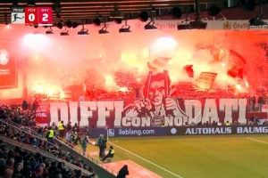 又封烟了！拜仁球迷违规燃放烟火，导致比赛一度中断