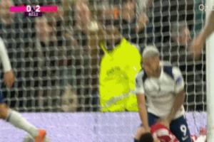 里沙利松锁喉埃基蒂克！斯图里奇：他在干啥！这完全没有任何必要