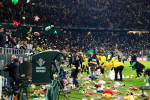 又是一年圣诞节，皇家贝蒂斯主场下起玩具雨