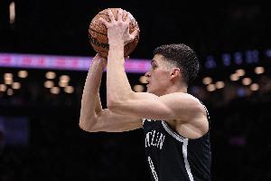 攻防稳定！8号秀杰明半场出战13分钟 5中3拿到7分2断