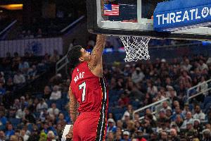 攻守兼备！韦尔半场10中6拿到全队最高14分9板 三分4中2