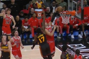 聊发少年狂！武切维奇中路突击 起飞滑翔力压奥孔武单臂劈扣