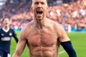 这肌肉！36岁的佩里西奇还在进球，至今代表PSV出场57次打进20球