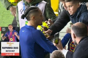 点射首开纪录！官方：拉菲尼亚当选2-0客胜黄潜全场最佳球员