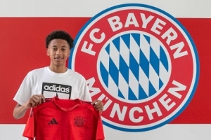 罗马诺：拜仁接近与完成首秀的16岁小将基亚拉续约，协议几乎敲定