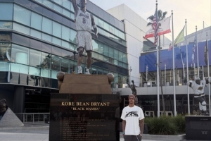 谢里夫·奥尼尔晒与科比雕像合影：特地过来看看科比叔叔