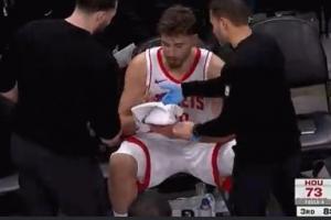 太拼了！申京守护篮下连送大帽 手撞到篮板有点受伤下场处理