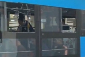 别样冬至大战！广东球员大巴昨日坏了 队员坐球迷公交车前往球馆