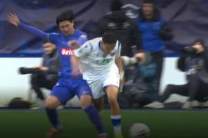 疑似韧带撕裂重伤🚨南野拓实左膝受伤，双手掩面被担架抬离