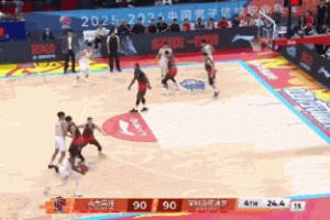 碰到了吗？约翰逊突破高抛 克里斯暴起封盖被吹干扰球