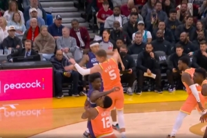 一级恶犯！迪亚巴特肘到亨特面部 调整后回到场上