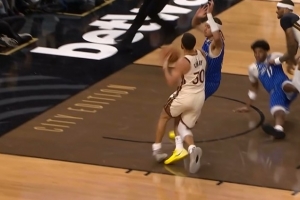 前一回合崴脚不受影响！库里底角接球顶着布莱克强投三分还中！