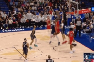 状元对决！锡安接球起飞 空中晃过浓眉与弗拉格轻巧上篮得分！