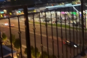 闲暇之余！詹姆斯晒在酒店阳台看高尔夫集锦：太阳峡谷的晚上