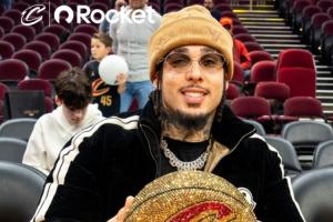 换赛道了！说唱歌手“二球”现场观战骑士VS黄蜂 获赠他哥的球衣~