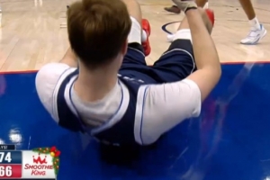 状元秀VS13号秀！弗拉格突破 迎着高中前队友奎因上篮造杀伤！