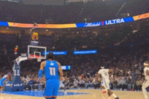 可不常见！肯威高抛助飞亚历山大空接扣篮