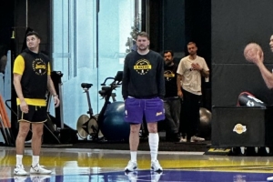 雷迪克：东契奇确认为左小腿挫伤 上一场曾被博格丹的膝盖顶到